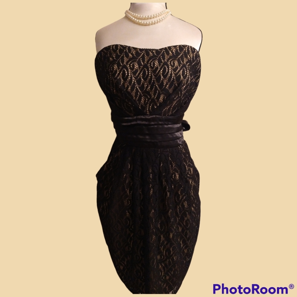 Black lace sleeveless dress